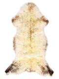 Mehrfarbiges britisches Lammfell, ca. 120 × 55 cm, von oben fotografiert: genau das Fell, das Sie erhalten