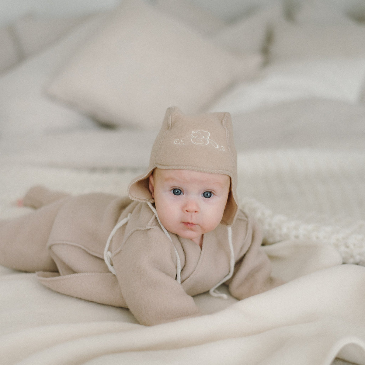 Baby-Mütze „Schaf“ mit Stickerei; beige
