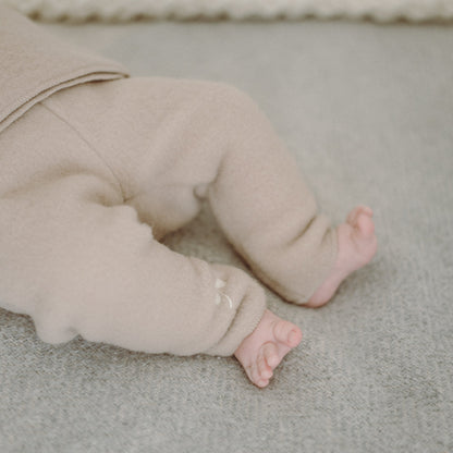 Babyhöschen „Schaf“ mit Stickerei; beige